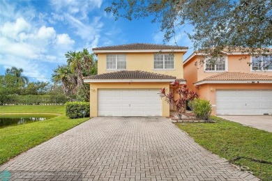 LARGE CORNER 3 BEDROOM 2.5 BATH HOME WITH LOFT  CAN BE 4TH on Inverrary Country Club in Florida - for sale on GolfHomes.com, golf home, golf lot