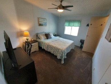 This Charming 2 Bedroom 2 Bath is Move In Ready and comes on Lakes at Leesburg Golf Course in Florida - for sale on GolfHomes.com, golf home, golf lot