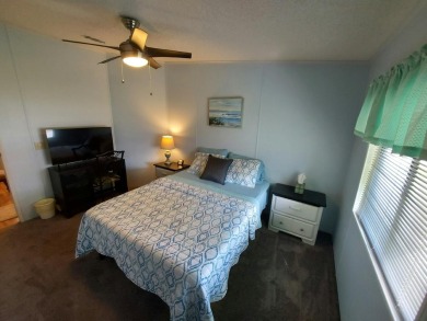 This Charming 2 Bedroom 2 Bath is Move In Ready and comes on Lakes at Leesburg Golf Course in Florida - for sale on GolfHomes.com, golf home, golf lot