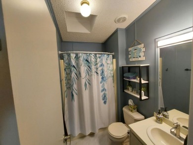 This Charming 2 Bedroom 2 Bath is Move In Ready and comes on Lakes at Leesburg Golf Course in Florida - for sale on GolfHomes.com, golf home, golf lot