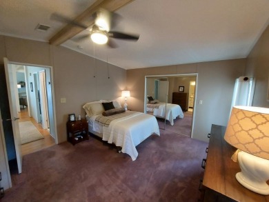 This Charming 2 Bedroom 2 Bath is Move In Ready and comes on Lakes at Leesburg Golf Course in Florida - for sale on GolfHomes.com, golf home, golf lot