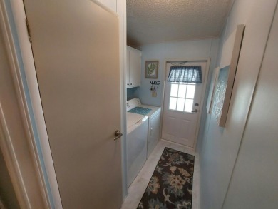 This Charming 2 Bedroom 2 Bath is Move In Ready and comes on Lakes at Leesburg Golf Course in Florida - for sale on GolfHomes.com, golf home, golf lot
