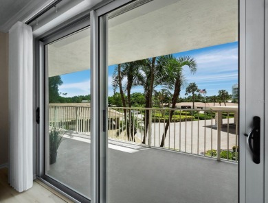 This inviting residence at the Islander Club of Longboat Key on Links on Longboat Golf Club in Florida - for sale on GolfHomes.com, golf home, golf lot