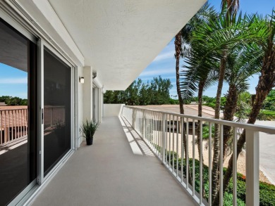 This inviting residence at the Islander Club of Longboat Key on Links on Longboat Golf Club in Florida - for sale on GolfHomes.com, golf home, golf lot