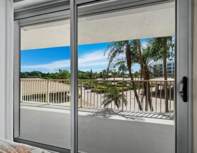This inviting residence at the Islander Club of Longboat Key on Links on Longboat Golf Club in Florida - for sale on GolfHomes.com, golf home, golf lot