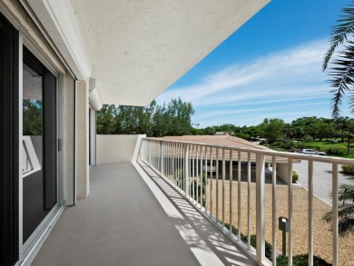 This inviting residence at the Islander Club of Longboat Key on Links on Longboat Golf Club in Florida - for sale on GolfHomes.com, golf home, golf lot