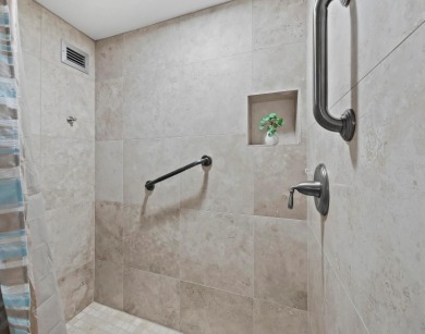 This inviting residence at the Islander Club of Longboat Key on Links on Longboat Golf Club in Florida - for sale on GolfHomes.com, golf home, golf lot