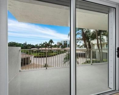 This inviting residence at the Islander Club of Longboat Key on Links on Longboat Golf Club in Florida - for sale on GolfHomes.com, golf home, golf lot