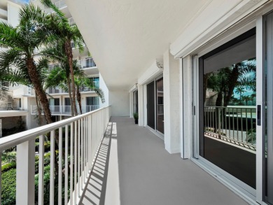 This inviting residence at the Islander Club of Longboat Key on Links on Longboat Golf Club in Florida - for sale on GolfHomes.com, golf home, golf lot
