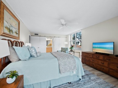 This inviting residence at the Islander Club of Longboat Key on Links on Longboat Golf Club in Florida - for sale on GolfHomes.com, golf home, golf lot