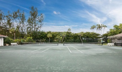 This inviting residence at the Islander Club of Longboat Key on Links on Longboat Golf Club in Florida - for sale on GolfHomes.com, golf home, golf lot