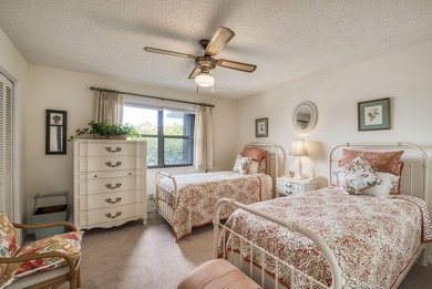 Welcome to this beautifully maintained two-bedroom, two-bathroom on Heritage Ridge Golf Club in Florida - for sale on GolfHomes.com, golf home, golf lot