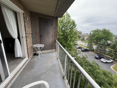 Top-Floor Beauty in Willow Creek!  Welcome to 900 E Wilmette Rd on Twin Lakes Golf Course in Illinois - for sale on GolfHomes.com, golf home, golf lot