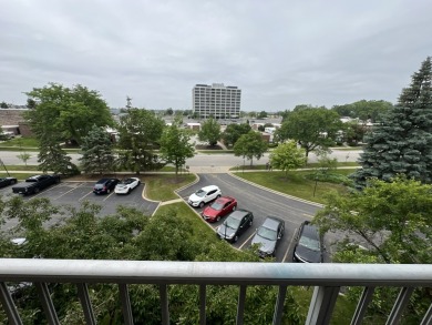Top-Floor Beauty in Willow Creek!  Welcome to 900 E Wilmette Rd on Twin Lakes Golf Course in Illinois - for sale on GolfHomes.com, golf home, golf lot