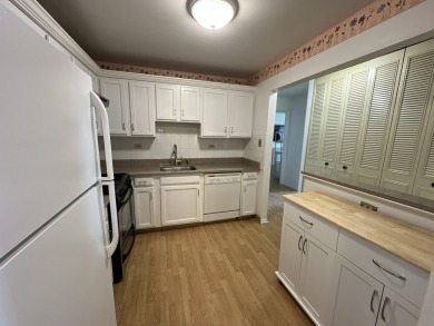 Top-Floor Beauty in Willow Creek!  Welcome to 900 E Wilmette Rd on Twin Lakes Golf Course in Illinois - for sale on GolfHomes.com, golf home, golf lot