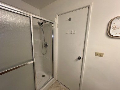 Top-Floor Beauty in Willow Creek!  Welcome to 900 E Wilmette Rd on Twin Lakes Golf Course in Illinois - for sale on GolfHomes.com, golf home, golf lot