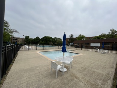 Top-Floor Beauty in Willow Creek!  Welcome to 900 E Wilmette Rd on Twin Lakes Golf Course in Illinois - for sale on GolfHomes.com, golf home, golf lot