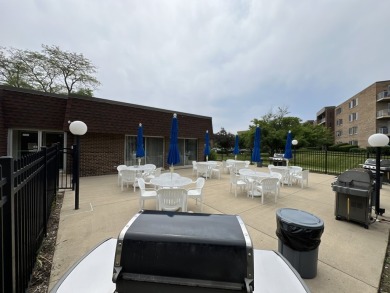 Top-Floor Beauty in Willow Creek!  Welcome to 900 E Wilmette Rd on Twin Lakes Golf Course in Illinois - for sale on GolfHomes.com, golf home, golf lot
