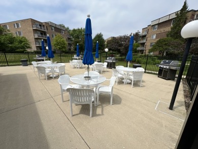 Top-Floor Beauty in Willow Creek!  Welcome to 900 E Wilmette Rd on Twin Lakes Golf Course in Illinois - for sale on GolfHomes.com, golf home, golf lot