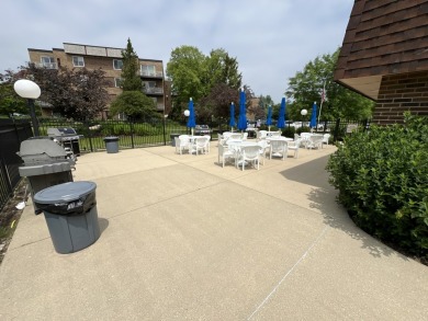 Top-Floor Beauty in Willow Creek!  Welcome to 900 E Wilmette Rd on Twin Lakes Golf Course in Illinois - for sale on GolfHomes.com, golf home, golf lot