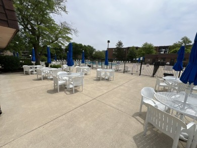 Top-Floor Beauty in Willow Creek!  Welcome to 900 E Wilmette Rd on Twin Lakes Golf Course in Illinois - for sale on GolfHomes.com, golf home, golf lot