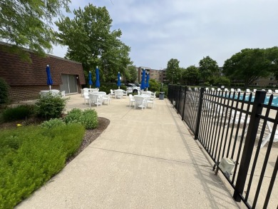 Top-Floor Beauty in Willow Creek!  Welcome to 900 E Wilmette Rd on Twin Lakes Golf Course in Illinois - for sale on GolfHomes.com, golf home, golf lot