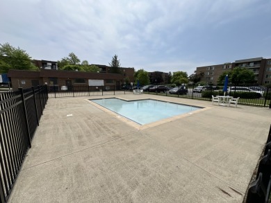 Top-Floor Beauty in Willow Creek!  Welcome to 900 E Wilmette Rd on Twin Lakes Golf Course in Illinois - for sale on GolfHomes.com, golf home, golf lot