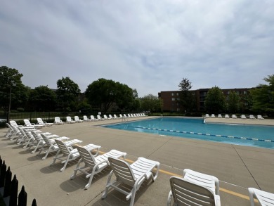 Top-Floor Beauty in Willow Creek!  Welcome to 900 E Wilmette Rd on Twin Lakes Golf Course in Illinois - for sale on GolfHomes.com, golf home, golf lot