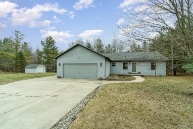 This 3 bedroom, 2 bath ranch backs up to the commons area with a on Sugar Springs Country Club in Michigan - for sale on GolfHomes.com, golf home, golf lot