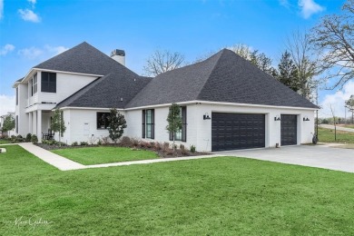 Are you wanting the cutest home on the block? Look no further on Southern Trace Country Club in Louisiana - for sale on GolfHomes.com, golf home, golf lot