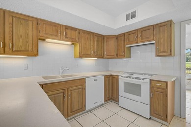 Short Sale. Step into a high-value opportunity in the on IMG Academies Golf and Country Club in Florida - for sale on GolfHomes.com, golf home, golf lot