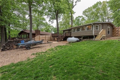 WELCOME HOME! This charming 2-bedrm, 2-bathrm home located in on Bella Vista Country Club and Golf Course in Arkansas - for sale on GolfHomes.com, golf home, golf lot