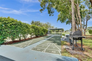 Well-maintained, spacious and bright 2-bedroom, 2-bath condo + on Oriole Golf and Tennis Club in Florida - for sale on GolfHomes.com, golf home, golf lot