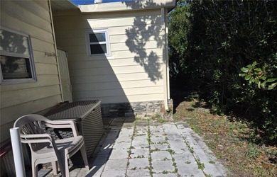 This 2-bedroom 2 bath home in Banbury Village of Zellwood on Zellwood Station Country Club in Florida - for sale on GolfHomes.com, golf home, golf lot