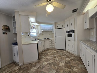 This 2-bedroom 2 bath home in Banbury Village of Zellwood on Zellwood Station Country Club in Florida - for sale on GolfHomes.com, golf home, golf lot