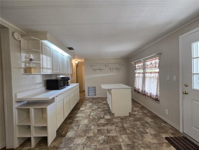 This 2-bedroom 2 bath home in Banbury Village of Zellwood on Zellwood Station Country Club in Florida - for sale on GolfHomes.com, golf home, golf lot