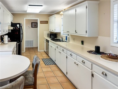 Charming 3-bedroom, 2-bath home with a 2-car garage on Alice Municipal Golf Course in Texas - for sale on GolfHomes.com, golf home, golf lot