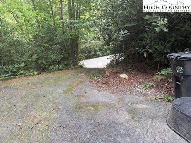 Welcome to 61 River Loop - a quaint mountain retreat located in on Land Harbor Golf Course in North Carolina - for sale on GolfHomes.com, golf home, golf lot