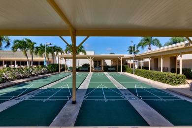 Beautifully maintained 2/2 END UNIT with gorgeous views of the on Vero Beach South Golf Course in Florida - for sale on GolfHomes.com, golf home, golf lot
