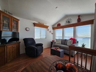 This charming 2-bedroom, 2-bathroom home features a new roof on Viewpoint Golf Resort in Arizona - for sale on GolfHomes.com, golf home, golf lot