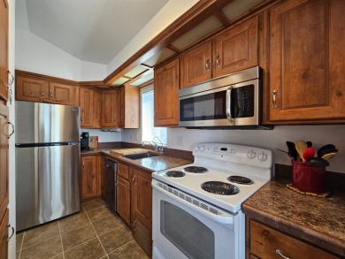This charming 2-bedroom, 2-bathroom home features a new roof on Viewpoint Golf Resort in Arizona - for sale on GolfHomes.com, golf home, golf lot