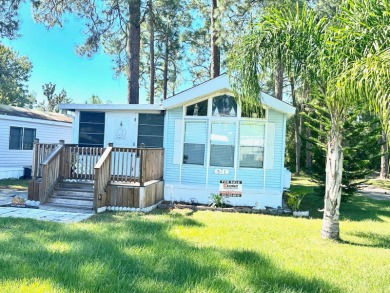 This 2-bedroom home is in an ALL-AGE COMMUNITY! It has a large on Country Club of Mount Dora in Florida - for sale on GolfHomes.com, golf home, golf lot