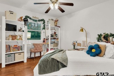 Welcome to this charming 1407 square foot, 3 bedroom, 2 bath on Hide-A-Way Lake Golf Course in Texas - for sale on GolfHomes.com, golf home, golf lot