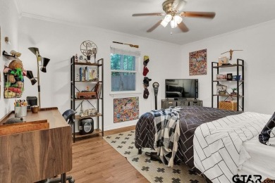 Welcome to this charming 1407 square foot, 3 bedroom, 2 bath on Hide-A-Way Lake Golf Course in Texas - for sale on GolfHomes.com, golf home, golf lot