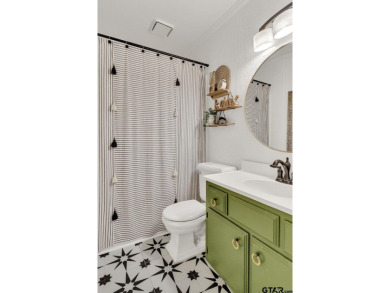 Welcome to this charming 1407 square foot, 3 bedroom, 2 bath on Hide-A-Way Lake Golf Course in Texas - for sale on GolfHomes.com, golf home, golf lot