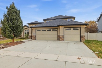 Welcome home to this beautiful 4-bedroom, 2.5-bath, two-story on Hunters Point Golf Club in Idaho - for sale on GolfHomes.com, golf home, golf lot