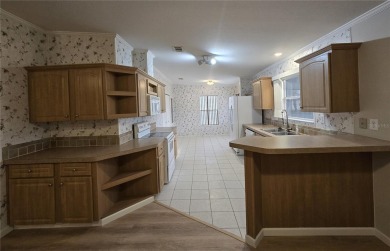 This 3-bedroom 2 bath home in Zellwood Station is located in the on Zellwood Station Country Club in Florida - for sale on GolfHomes.com, golf home, golf lot