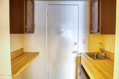 Welcome to this charming lower-level condo in the desirable on Pinetop Lakes Golf and Country Club in Arizona - for sale on GolfHomes.com, golf home, golf lot