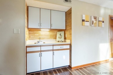Location! Location!  Welcome to this 2 bed/ 2 bath condo located on Seasons Ridge At Four Seasons in Missouri - for sale on GolfHomes.com, golf home, golf lot