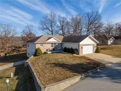 Come enjoy this peaceful setting on a very quiet street located on Indian Rock Golf Club in Missouri - for sale on GolfHomes.com, golf home, golf lot